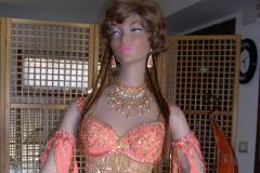 Costume danza orientale rosa e oro in seta con perline e accessori coordinati