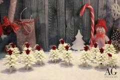 Alberelli natalizi in feltro fatti a mano adatti come decorazioni da appendere, appoggiare o segnaposto per la tavola delle feste