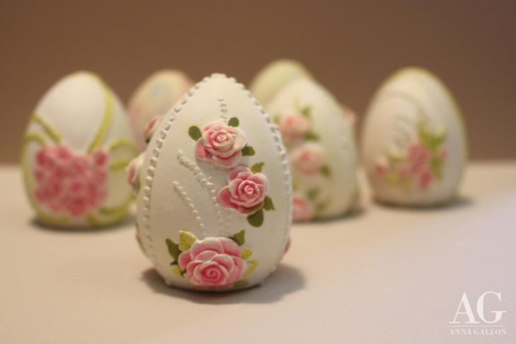 Uova in polvere di ceramica realizzate e dipinte a mano, ideali da usare come diffusori naturali di fragranze per ambienti. 